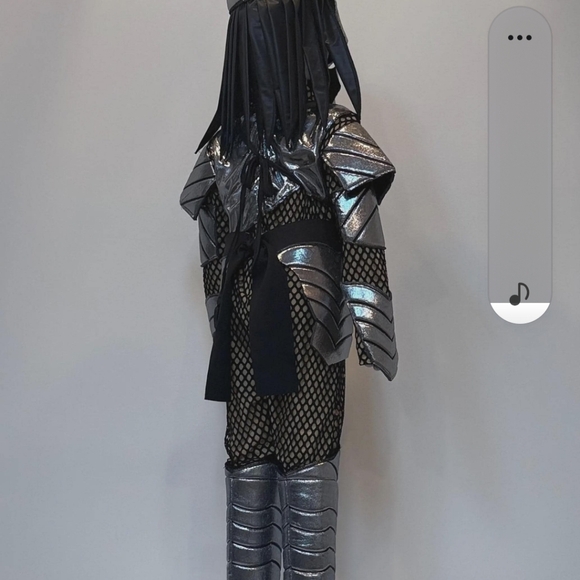 Alien Predator Warrior Costume BOYS 9/10 - Black and Silver - Picture 10 of 14